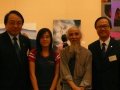 香港大學校長徐立之教授與張若瑟博士及女兒、藝術館總監合照